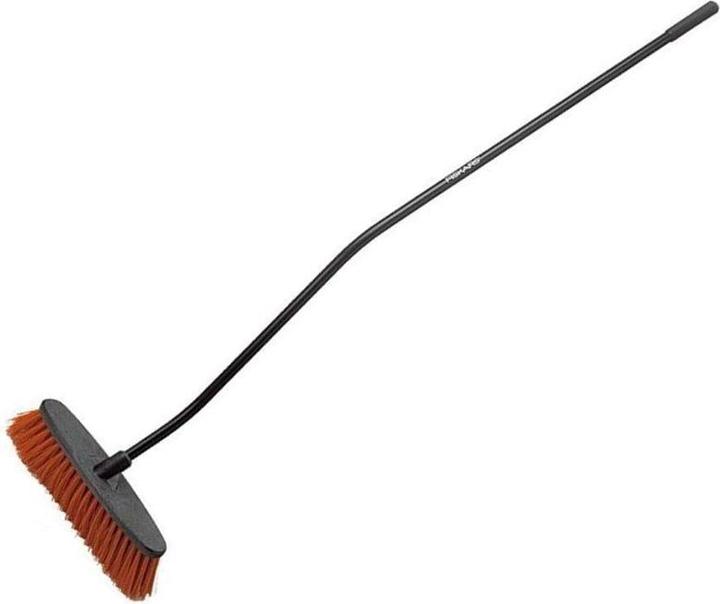 Actual product image Fiskars Ergonomic yard broom (curved) (1 pcs.)