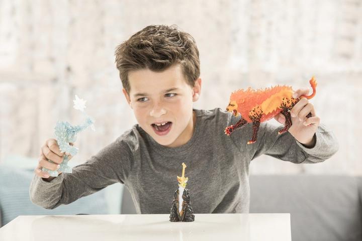 Produktbild Schleich Kampf um die Superwaffe - Frostmonster vs. Feuerlöwe