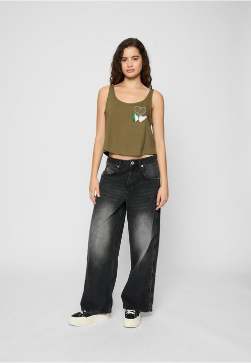 Produktbild Mister Tee Ladies Kicks Love EMB Tank - 22293 (L)