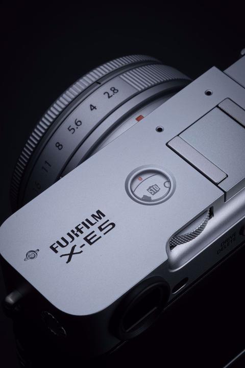 Actual product image Fujifilm X-E5 Kit (23 mm, 40.20 Mpx, APS-C / DX)