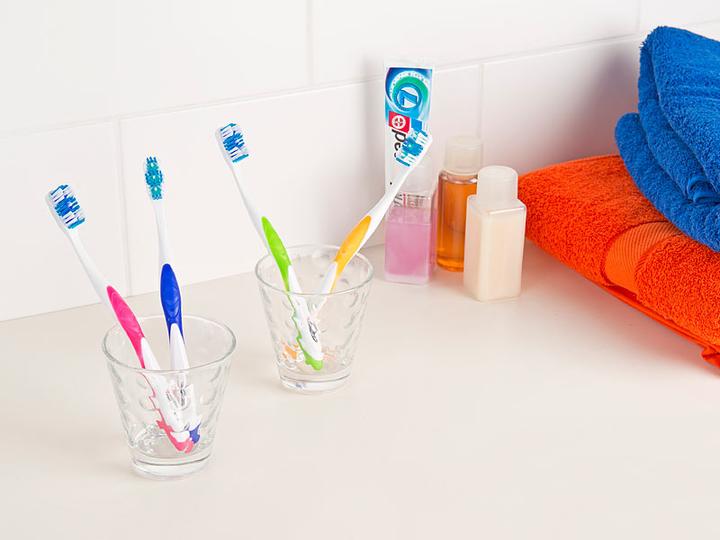 Image du produit Newgen medicals Lot de 12 brosses à dents de marque avec gratte-langue, MEDIUM, 4 couleurs (Moyen, 12 x)