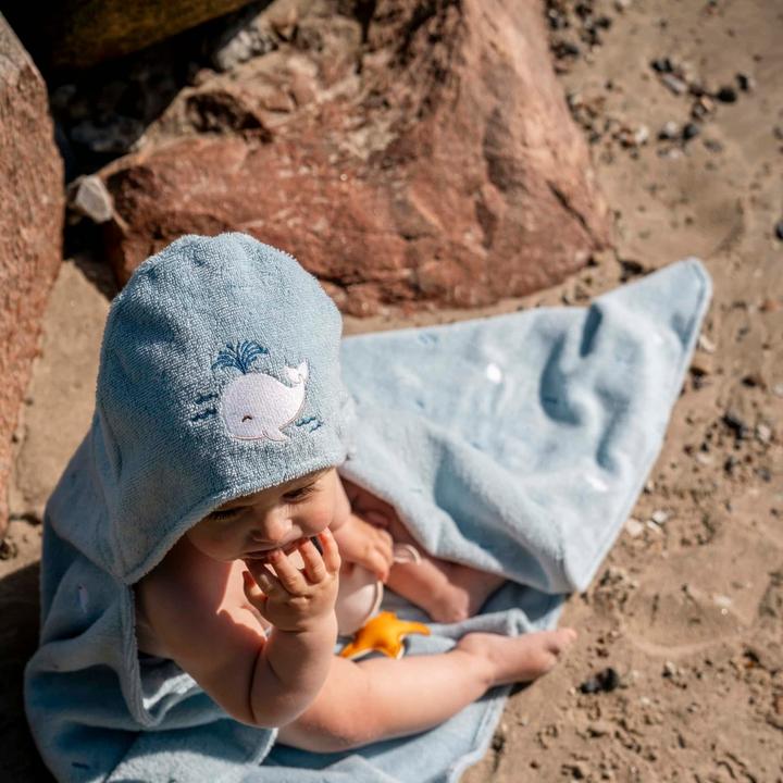 Actual product image Filibabba Broderet badehåndklaede m. haette GOTS – Christian's Whale Tales (140 x 85 cm)