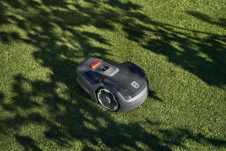 Actual product image Husqvarna Automower Aspire R4 (Mowing robot, Robot mower installation)