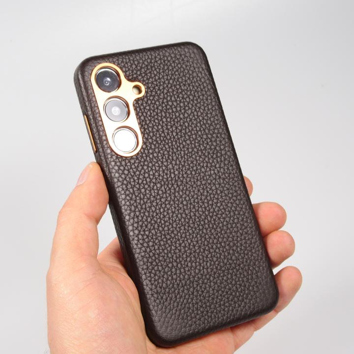 Immagine prodotto PhoneLook Copertina in pelle di vitello di lusso completamente granulata con bottoni in metallo e MagSafe (Samsung Galaxy S24+)