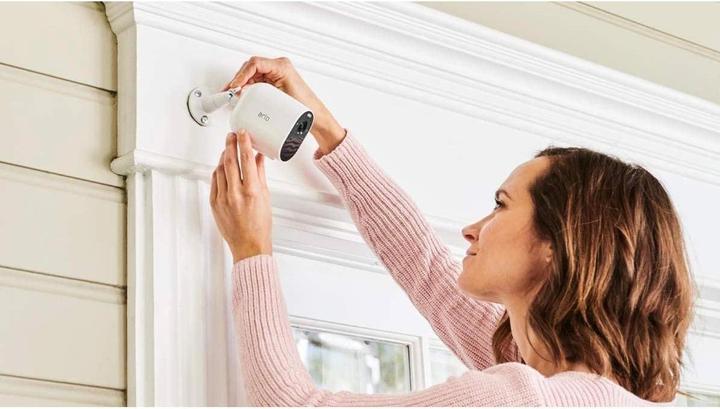 Actual product image Arlo Essential Spotlight, single camera white (1920 x 1080 Pixels)