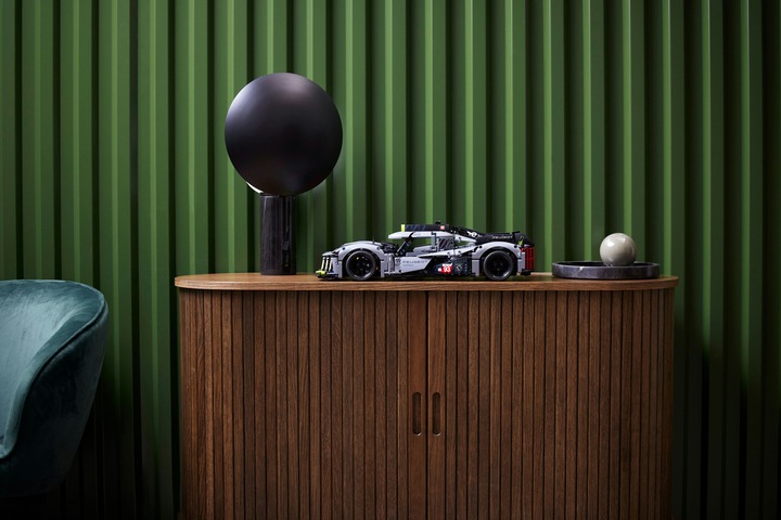 Actual product image LEGO Peugeot 9X8 24H Le Mans Hybrid Hypercar (42156, LEGO Technic)