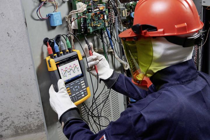 Image du produit Fluke 190-504-III-S Oscilloscope portatif (scope meter) 500MHz 4 canaux 5 GSa/s 30 kpts 8 bits 1 kit (CAT III 1000V, CAT IV 600V)