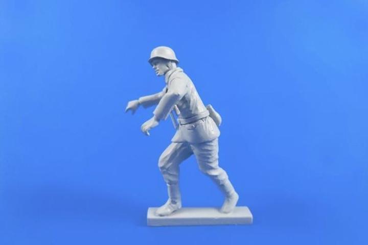 Produktbild CMK German WWII Motocycle Rider (pushing his machine)for Tamiya BMW kit