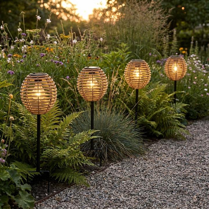 Produktbild H & S Collection 4er-Set Elegante Solar-Steckleuchte für Garten & Terrasse: Robuste LED Solarlampe mit Metallstab, Ra