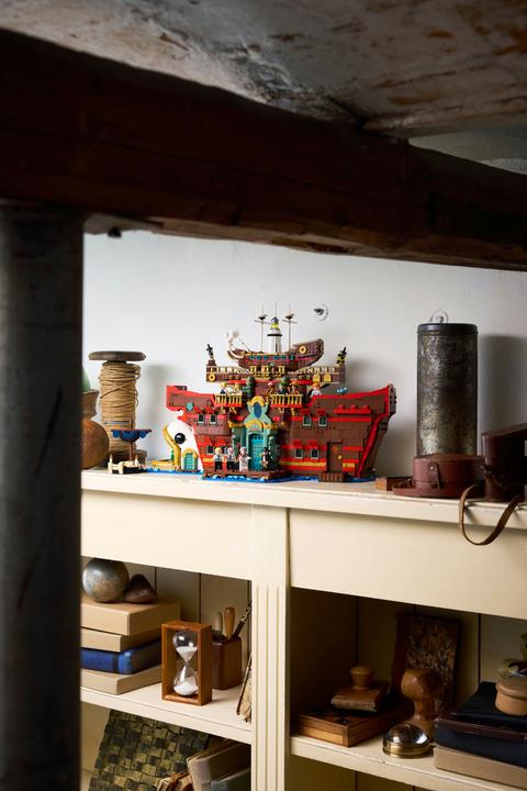 Actual product image LEGO Baratié, das Schwimmende Restaurant (75640, LEGO DC)