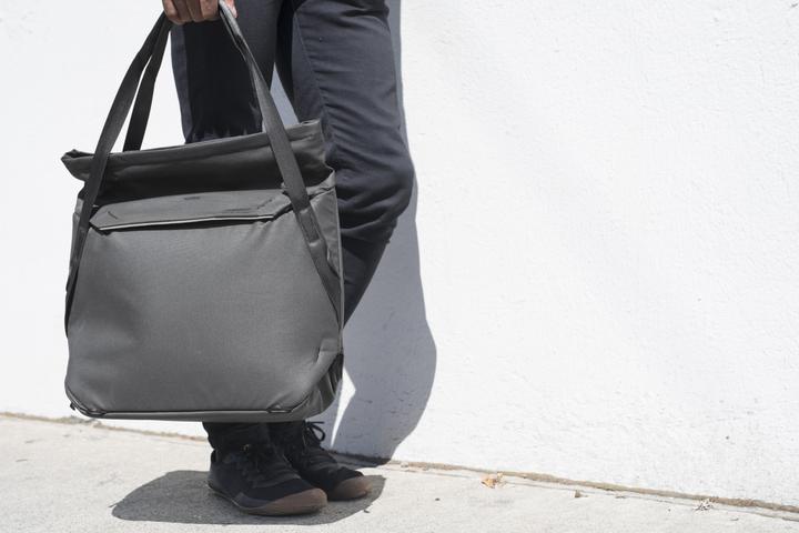 Immagine prodotto Peak Design Everyday Tote (Borsa a tracolla per fotocamera, 15 l)