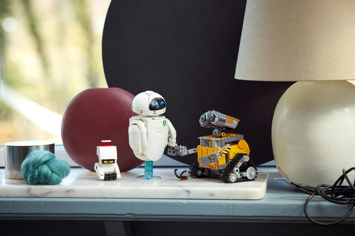 Actual product image LEGO WALL-E and EVE (43279, LEGO Disney)