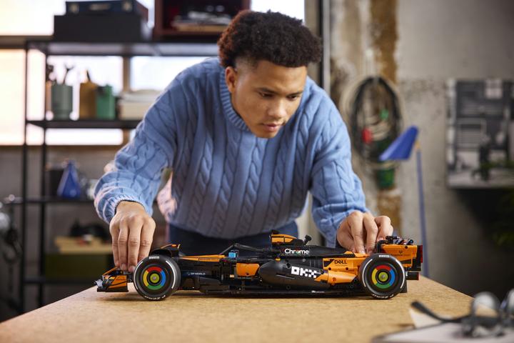 Actual product image LEGO McLaren MCL39 F1 racing car (LEGO Technic)