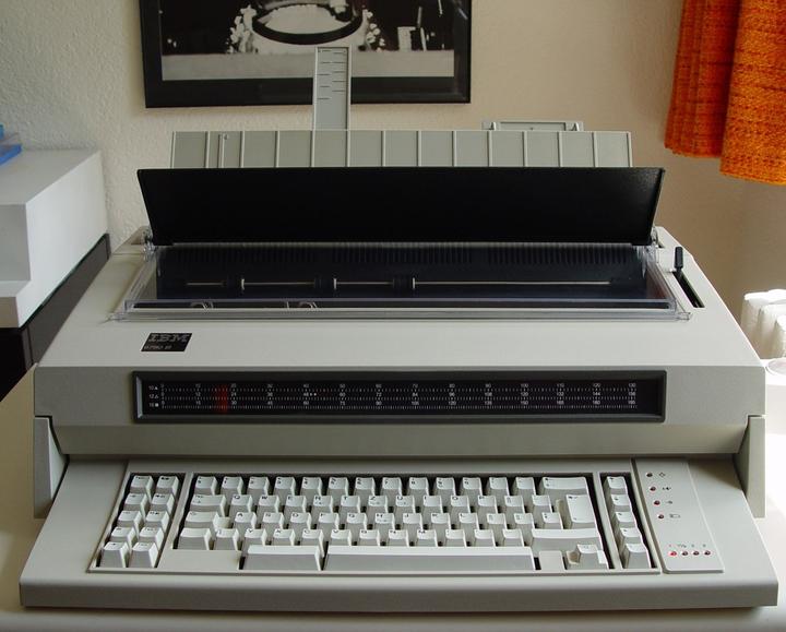 Image du produit IBM 6747-2 Roue de caractères Machine à écrire avec mémoire de 31'000 caractères