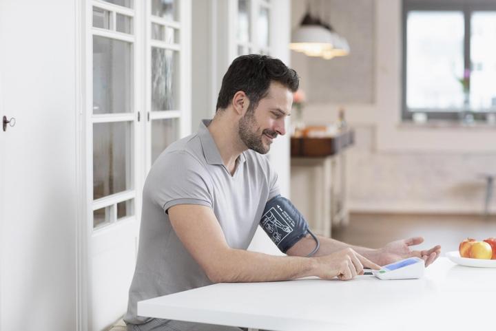 Immagine prodotto Medisana BU 584 connect Misuratore di pressione del braccio superiore con bracciale grande 23-43 cm (Sfigmomanometro per braccio)