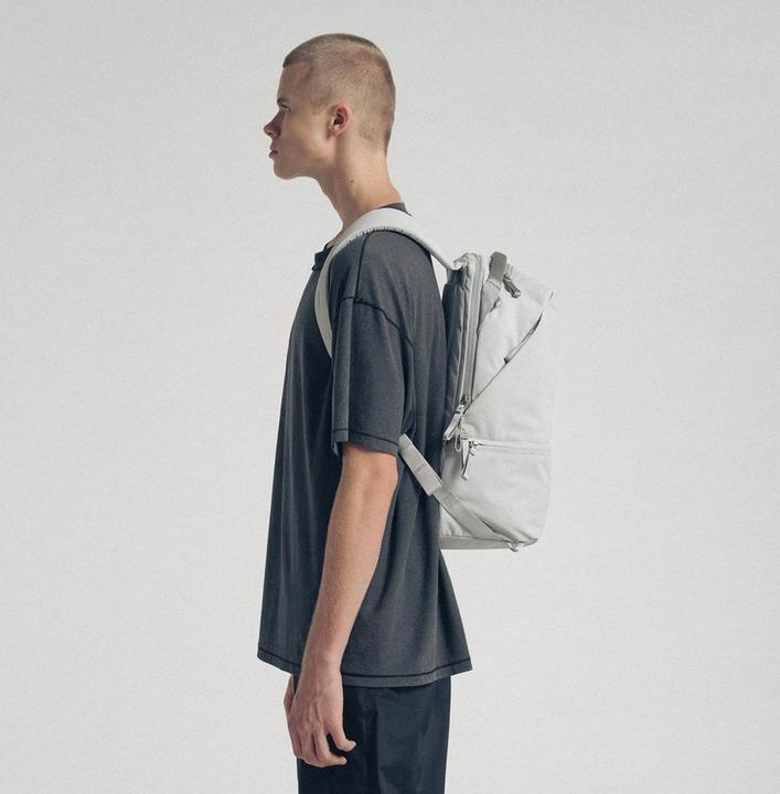 Actual product image Urth Arkose 20L Backpack + Camera Insert (Ash Grey) (Photo backpack, 20 l)