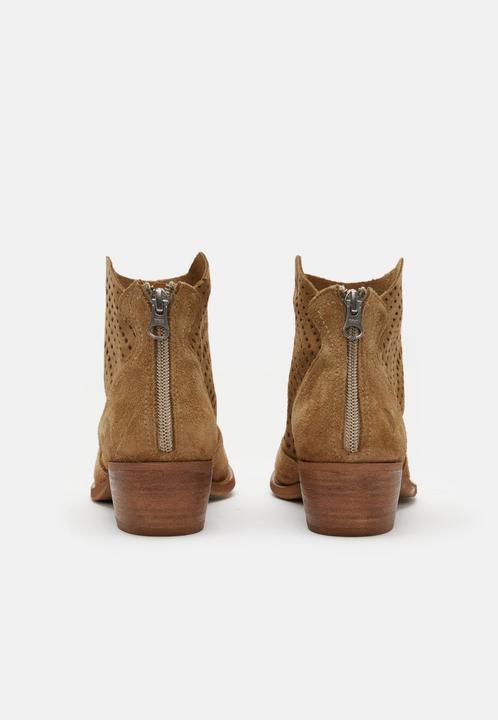 Actual product image Felmini The ankle boot made from soft leather stands out with its beautiful stamped pattern. This (41)