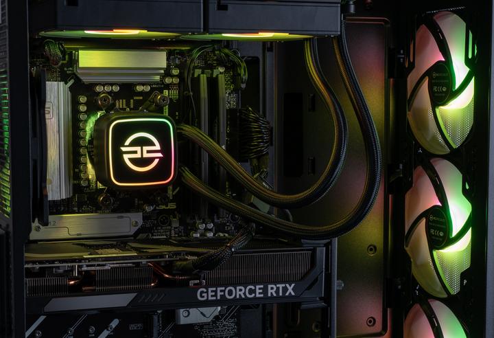Produktbild PCSpecialist V7 - Ryzen 7 RTX 5070 (1000 GB, 32 GB, AMD Ryzen 7 7800X3D, GeForce RTX 5070)