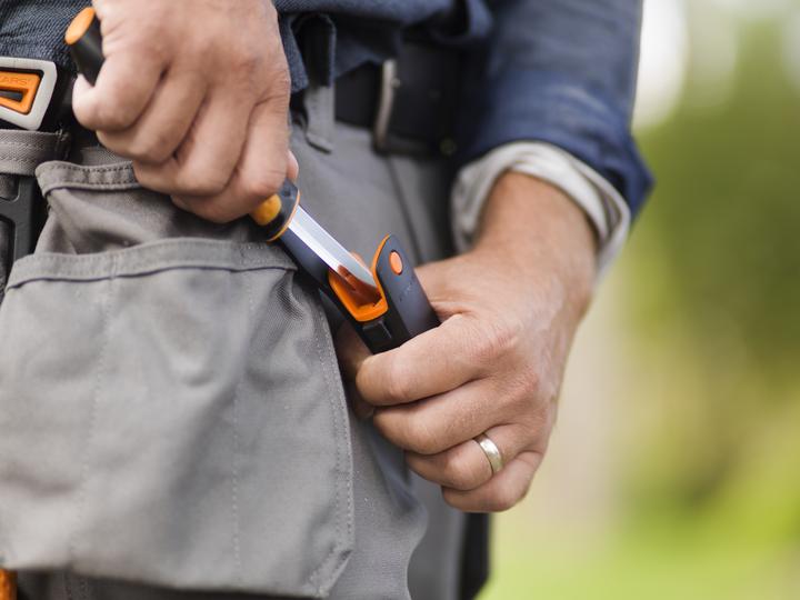 Immagine prodotto Fiskars Coltello multiuso con affilatore (21.50 cm)