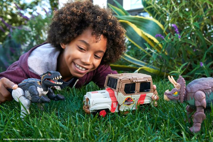 Actual product image Jurassic World FIERCE CHANGERS™ MASSIVE STRETCH™ Giganotosaurus & Nasutoceratops
