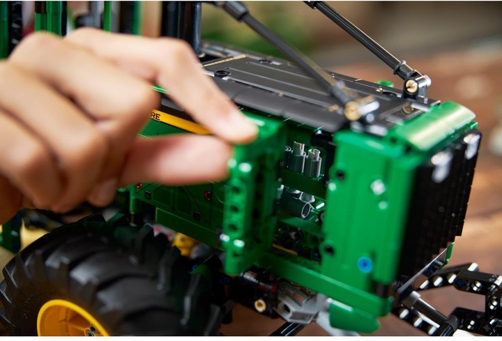 Actual product image LEGO John Deere 948L-II Skidder (42157, LEGO Technic)