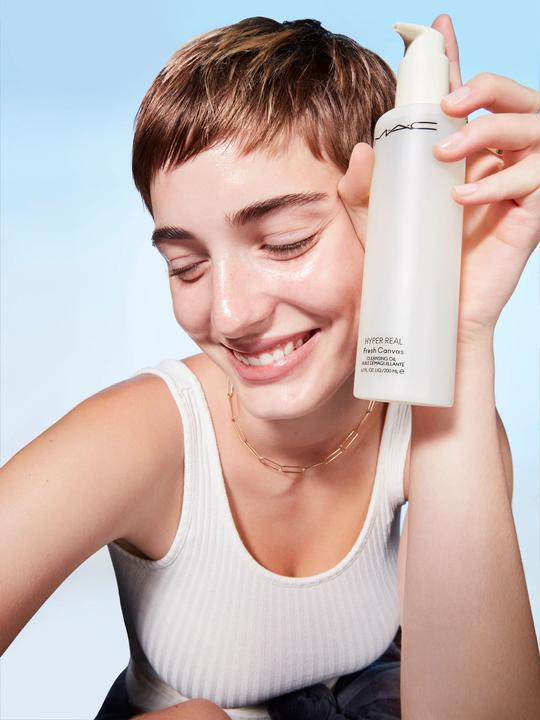 Actual product image MAC Cosmetics Hyper Real Fresh Canvas Cleansing Oil (Oils, 200 ml)