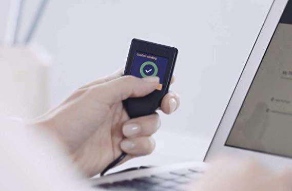 Produktbild SatoshiLabs Trezor Model T (Bitcoin, Bitcoin Cash, Bitcoin Gold, Dash, Digibyte, Dogecoin, Ether, Ethereum Classic, Komodo, Litecoin, TRON, Zcash, Decred, Lisk, Qtum)
