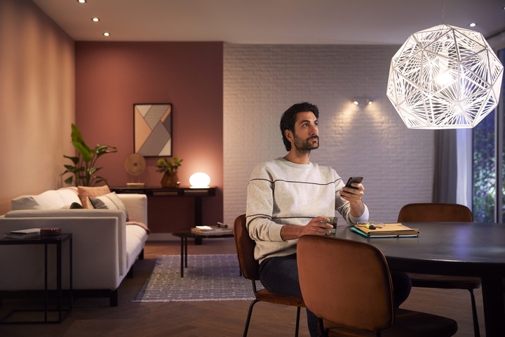 Produktbild Philips Hue White Ambiance (E27, 8 W, 1100 lm, 1 x, F)