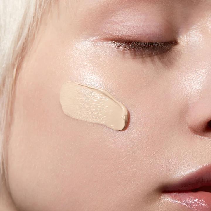 Produktbild Madara Organic Skincare SKINONYM Semi-Matte Peptide Foundation 10 Porcelain 30ml (010 Porcelain)