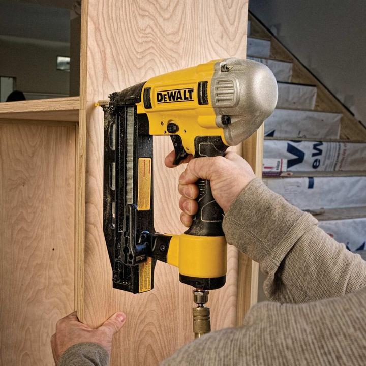 Produktbild DeWalt Gauge ölfreier Stauchkopfnagler mit Precision Point Nase