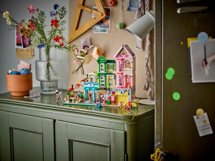 Immagine prodotto LEGO Heartlake City Wohn- und Einkaufsstrasse (42670, LEGO Friends)