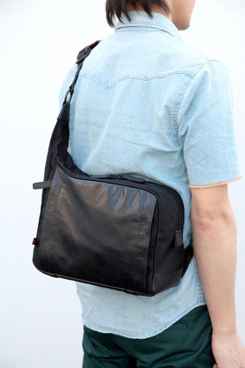 Actual product image Artisan & Artist RR4-05C Leather Casual Camera Sling Bag (Camera shoulder bag)