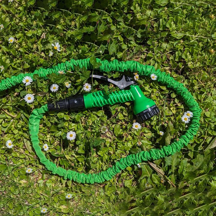 Actual product image Grüner Jan Dehnbarer Gartenschlauch mit Schnellanschluss & Brause, 2,5 - 7,5 m, grün (7.50 m, 9 mm)