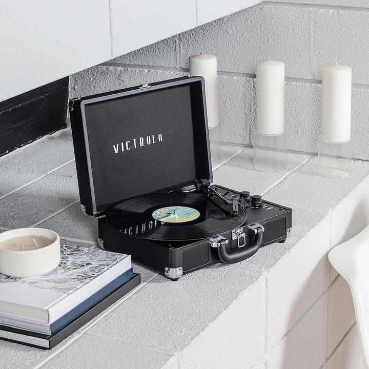 Produktbild Victrola Journey+ Bluetooth Suitcase Record Player with Three-Speed Turntable