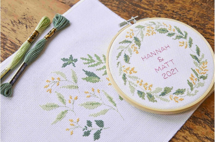 Image du produit DMC Kit de broderie Mindful Making Duo Couronne de fleurs, Ø 15.7 cm