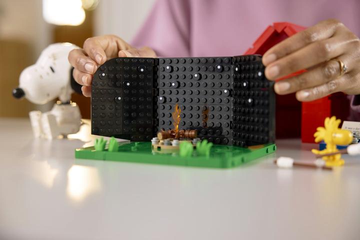 Produktbild LEGO Peanuts: Snoopys Hundehütte (21368, LEGO Ideas)