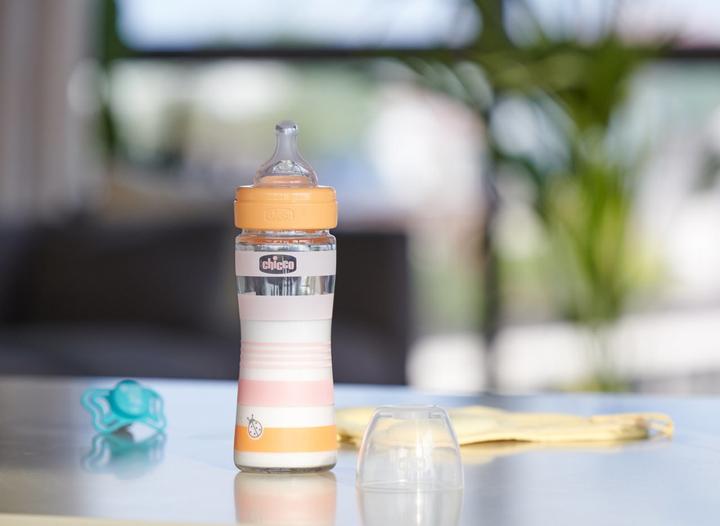Actual product image Chicco Baby bottle, glass, 0% BPA, 240 ml, physiological teat silicone, 1 hole, slow flow - YELL (240 ml)