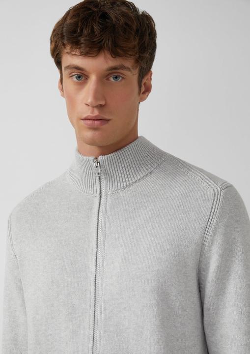 Produktbild s.Oliver Strickjacke Baumwoll-Strickjacke mit Stehkragen und Logo-Patch (M)