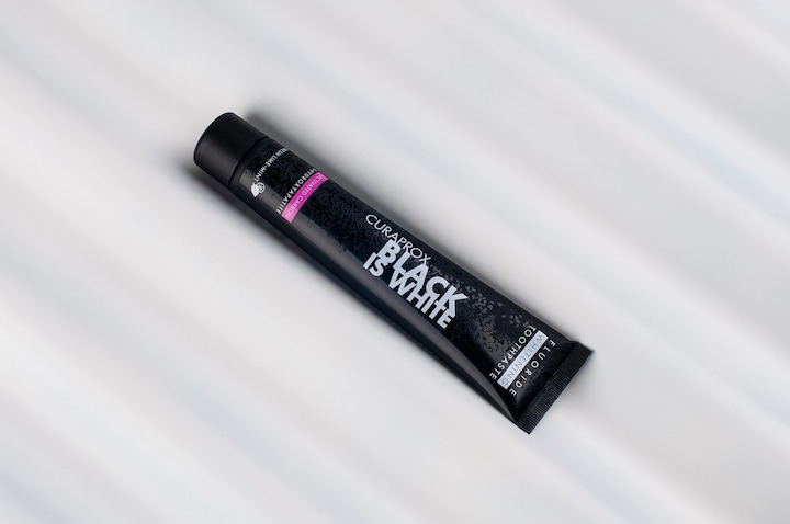 Actual product image Curaprox black is white (90 ml)