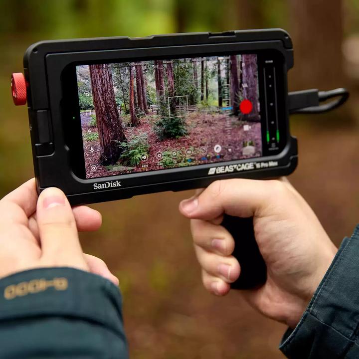 Actual product image SANDISK BEASTGRIP iPhone 15 Pro Max Creator Kit
