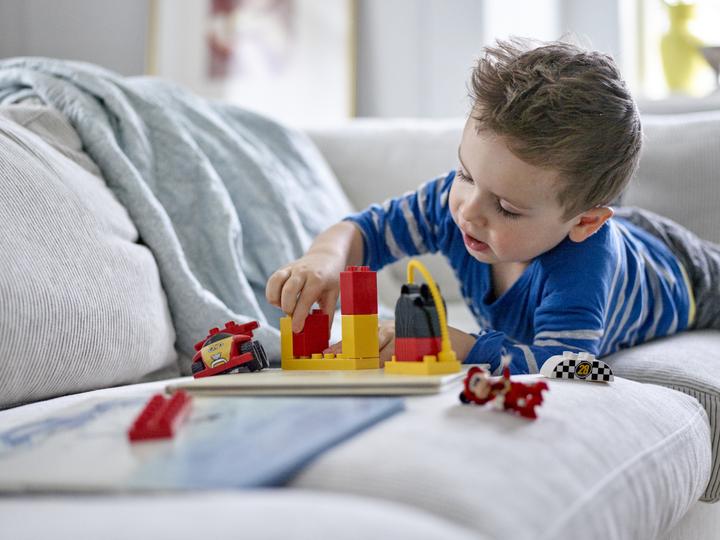 Produktbild LEGO Mickys Rennwagen (10843)