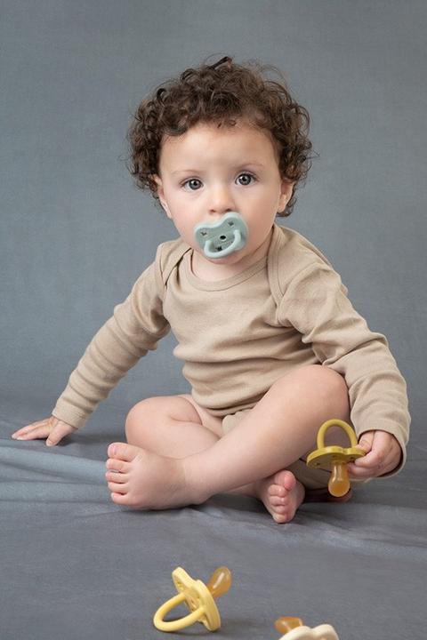 Image du produit Hevea Lot de 2 tétines en caoutchouc naturel, Milky White & Gorgeous Grey - adapté à la mâchoire (2 x, 3 - 6 M.)