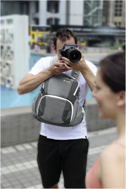 Produktbild Pacsafe Camsafe V11 Kamera Fronttasche Storm Grey (Fotorucksack)