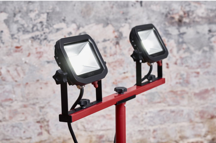 Produktbild Luceco LED Baustrahler Slim Worklight mit Stativ 2 x 15 W