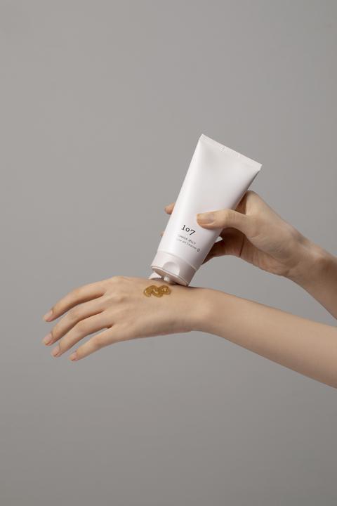 Actual product image 107 Beauty Chaga jelly low ph cleanser (120 ml)