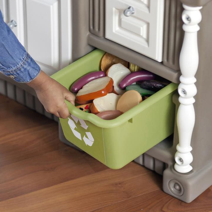 Actual product image Step2 Lifestyle Dream Kitchen