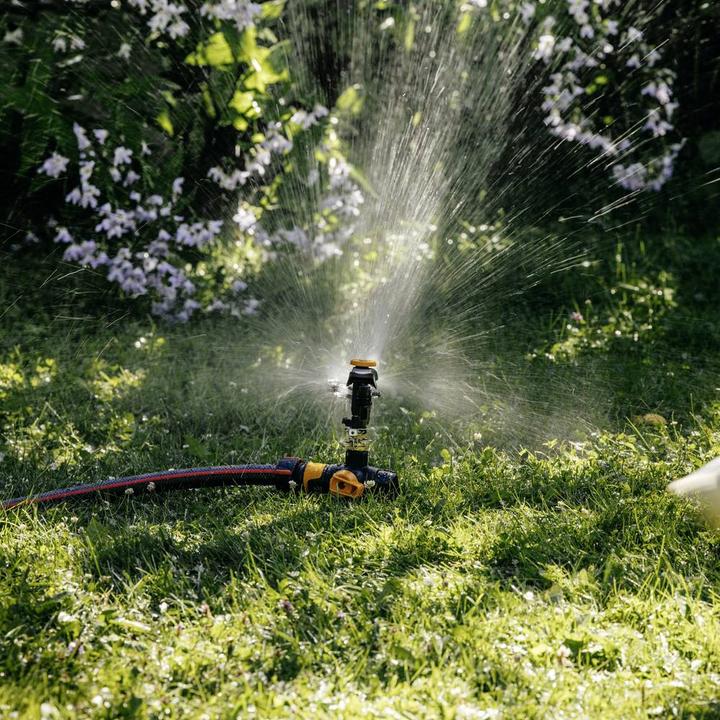 Actual product image Fiskars Pulsating sprinkler with ground spike (Sprinkler system)