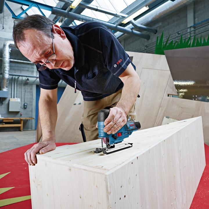 Produktbild Bosch Hausgeräte Bosch Akku-Stichsäge GST 12V-70 / 2x 2,0 Ah Akku + Ladegerät in L-Boxx