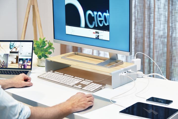 Produktbild j5Create Wood Monitor Stand With Docking (USB-C, 8 Ports)