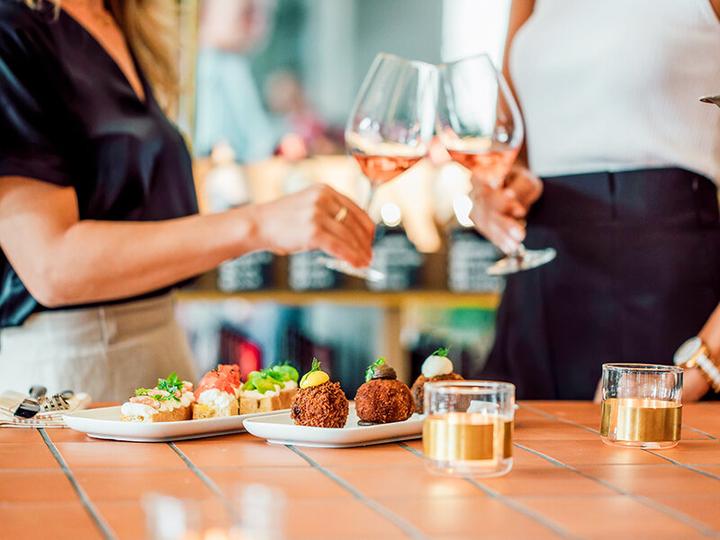 Immagine prodotto Smartbox Scoperta dei vini toscani, degli apéritifs e dei corsi di enologia in una grotta con vino (2 Persone)